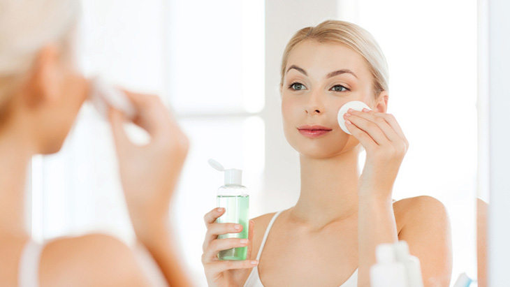 Rửa mặt thật sạch trước khi dùng bất cứ loại mỹ phẩm trị mụn hay dưỡng da nào