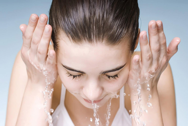 Làm sạch da là bước quan trọng trong điều trị mụn ẩn