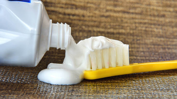 Trị mụn ẩn bằng kem đánh răng là phương pháp được nhiều người sử dụng