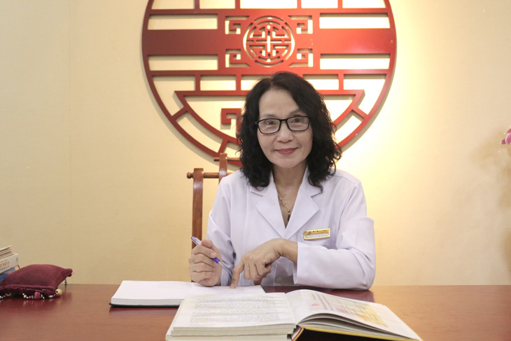Bác sĩ Lê Phương với hơn 40 năm kinh nghiệm khám chữa bệnh da liễu bằng YHCT