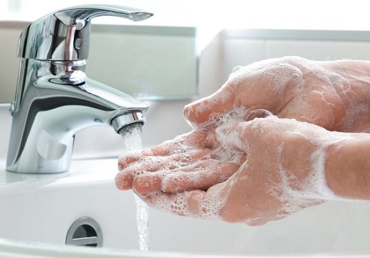 Vệ sinh tay sạch sẽ trước khi nặn mụn