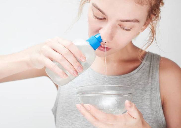 Rửa mũi bằng nước muối có tính sát khuẩn cao nên sẽ hạn chế được viêm nhiễm