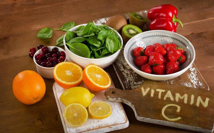 Cho trẻ bổ sung các thực phẩm giàu Vitamin C