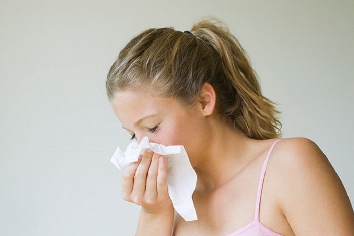 Viêm mũi xoang cấp khiến người bệnh thường xuyên bị chảy nước mũi