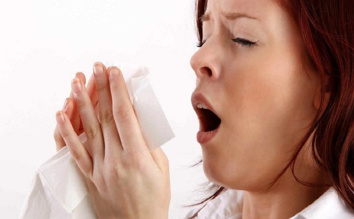 Người bệnh sẽ có triệu chứng bị ngứa mũi liên tục và muốn hắt xì