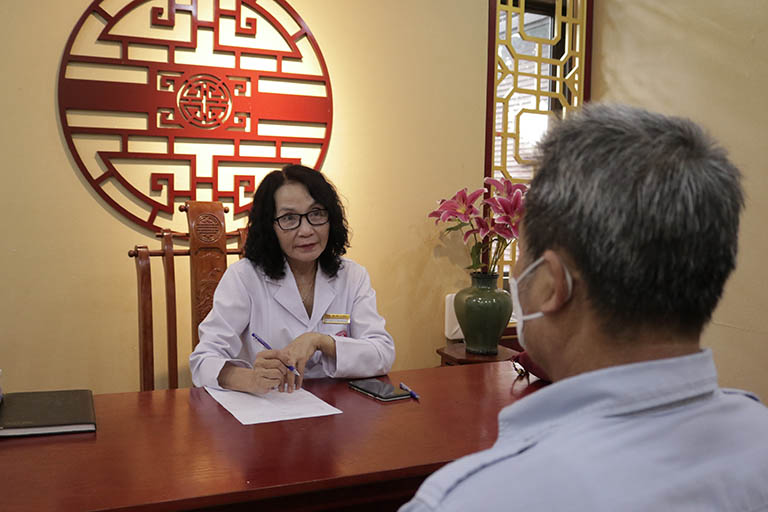 Bác sĩ Lê Phương thăm khám cho chú Hùng