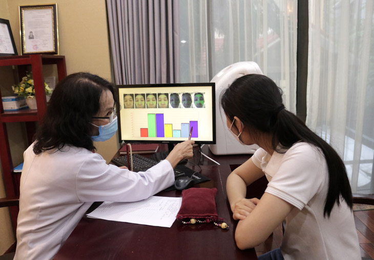 Chuyên gia da liễu tại Trung tâm Da liễu Đông y Việt Nam sẽ tiến hành thăm khám và tư vấn phác đồ trị mụn phù hợp cho từng khách hàng