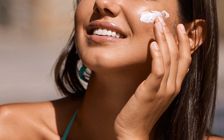 Kem chống nắng là một trong số những cách chăm sóc da mặt bị nám hiệu quả