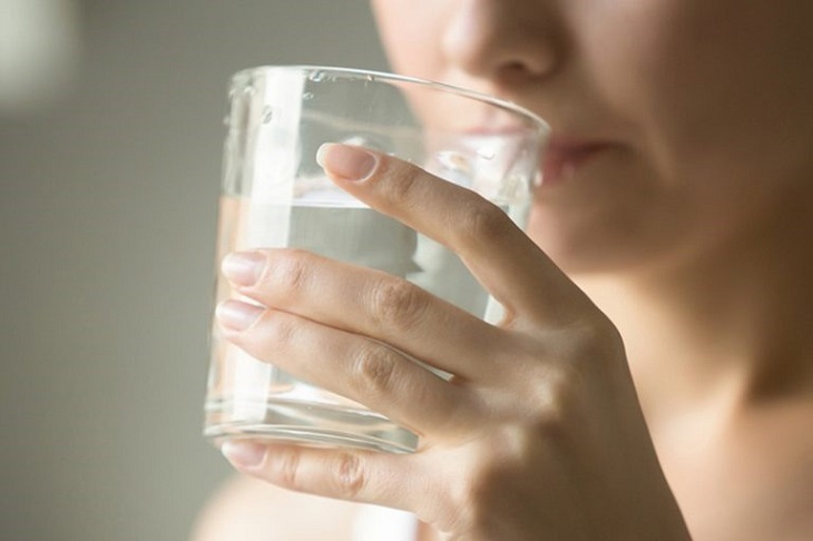 Uống đủ nước giúp giảm nhức đầu nhanh