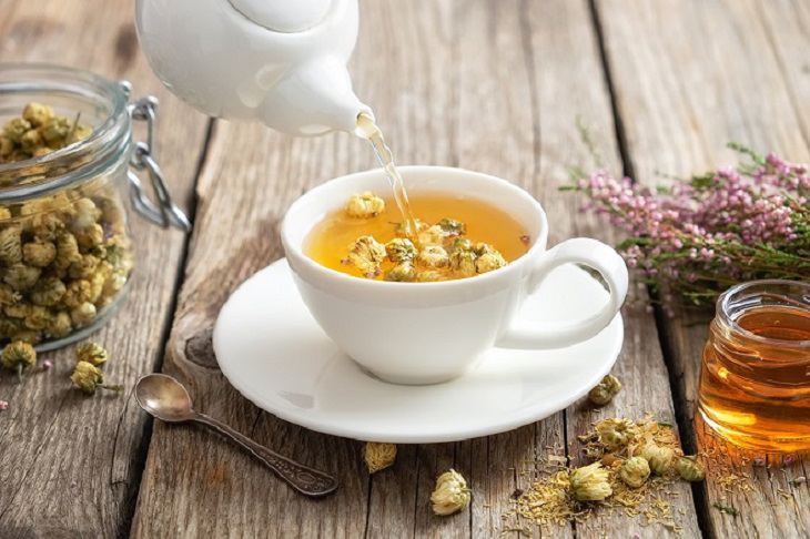 Cách trị đau đầu tại nhà bằng trà thảo dược hoa cúc