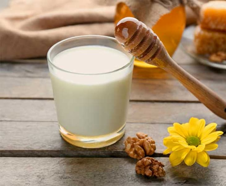 Sữa tươi không đường kết hợp với mật ong loại bỏ tàn nhang tốt