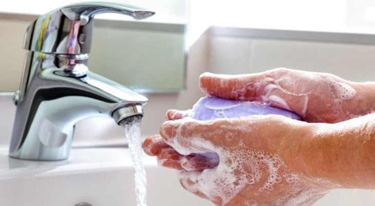 Cần vệ sinh tay sạch sẽ trước khi thực hiện rửa mũi