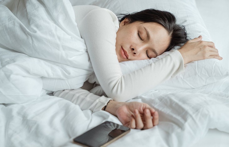 Ngủ đủ giấc sẽ cải thiện tình trạng đau đầu khi ngủ dậy