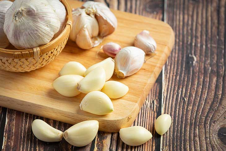 fresh raw garlic ready to cookChữa viêm xoang bằng tỏi được nhiều người lựa chọn sử dụng