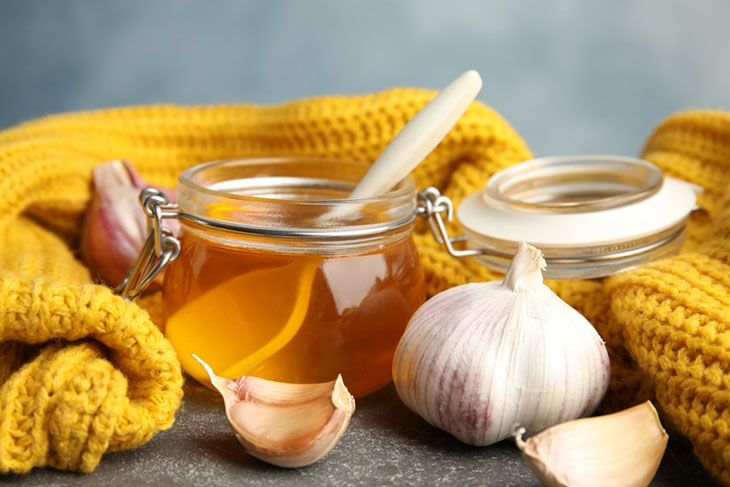 Bài thuốc chữa viêm xoang bằng tỏi và mật ong cũng được nhiều người sử dụng
