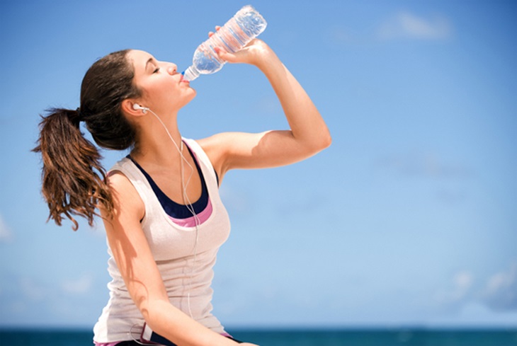 Tăng cường uống đủ 2 lít nước mỗi ngày