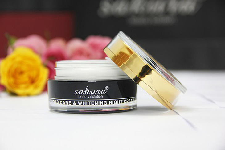 Sakura Spot Care & Whitening Night Cream kết hợp trị tàn nhang, dưỡng ẩm