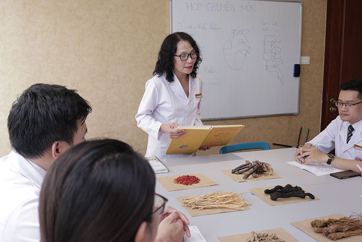 Bác sĩ Lê Phương và các chuyên gia họp bàn nghiên cứu thuốc