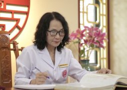 Bác sĩ Lê Phương - người đã có hơn 40 kinh nghiệm trong thăm khám và điều trị bệnh dạ dày