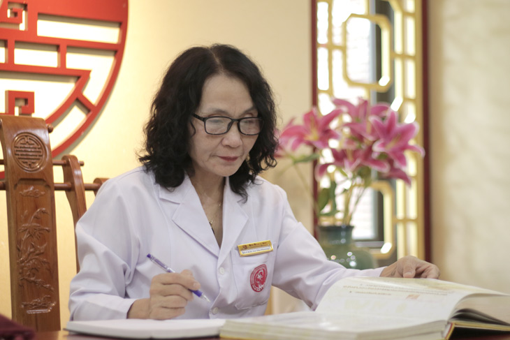 Bác sĩ Lê Phương với hơn 40 năm kinh nghiệm khám chữa bệnh bằng YHCT
