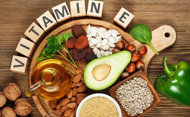 Bổ sung thực phẩm giàu vitamin E vào thực đơn để giảm bong tróc, kích ứng da