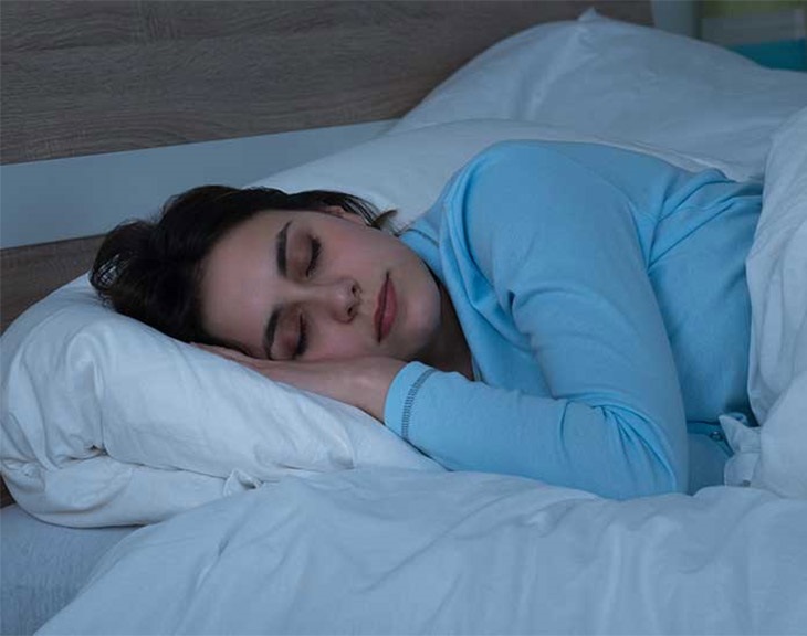 Cần đi ngủ sớm và ăn uống hợp lý để giảm thiểu xảy ra tình trạng mụn