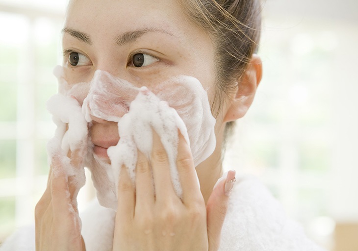 Để ngăn ngừa nổi mụn cám, bạn cần vệ sinh da mặt sạch sẽ