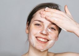Vệ sinh da mặt sạch sẽ trước khi đắp mặt nạ trị nám, dưỡng da