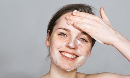 Vệ sinh da mặt sạch sẽ trước khi đắp mặt nạ trị nám, dưỡng da
