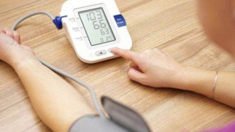 Máy đo huyết áp tiện lợi tại nhà