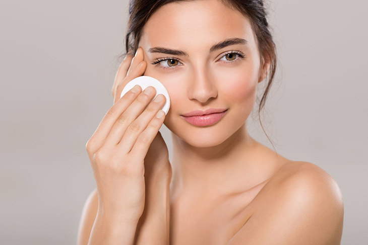 Bạn nên vệ sinh da thật sạch trước khi áp dụng cách cách chữa bệnh kể trên