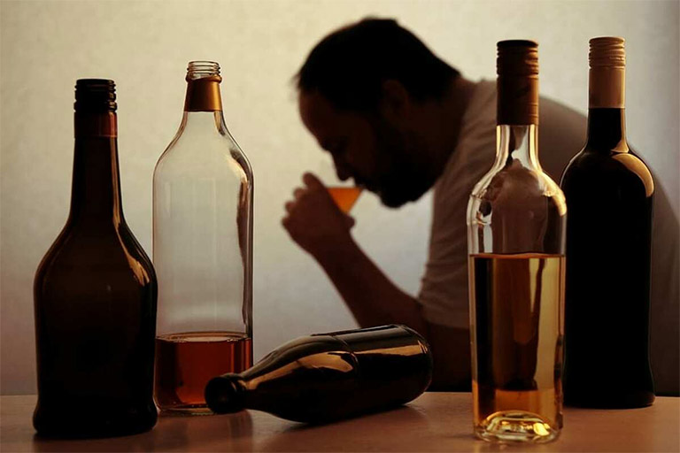 Lạm dụng rượu bia là một trong những nguyên nhân khiến nam giới bị rối loạn cương dương