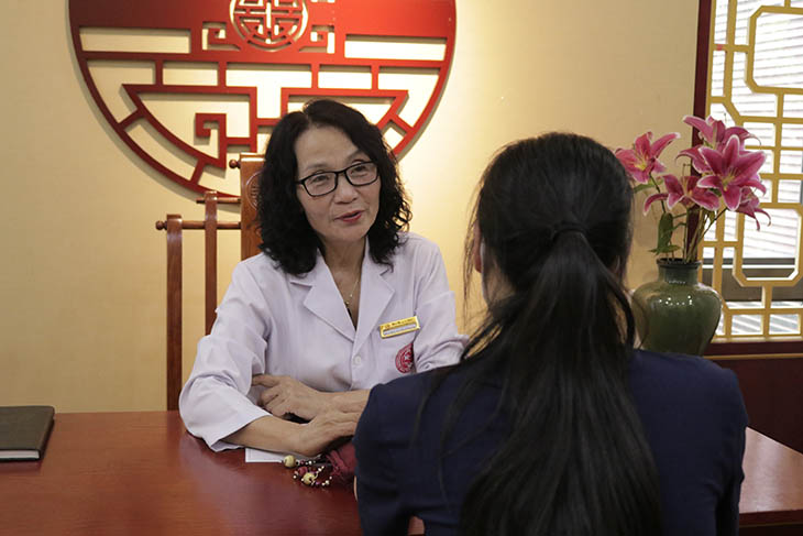 Bác sĩ Lê Phương tư vấn cho khách hàng trước khi xây dựng phác đồ điều trị