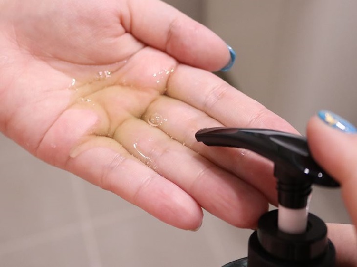 Cách sử dụng các loại sữa tắm trị viêm nang lông khá đơn giản