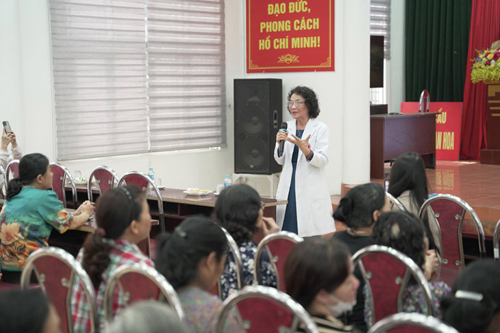 Bác sĩ Lê Phương giải đáp cụ thể từng thắc mắc của khách mời để nâng cao nhận thức của chị em về chăm sóc sức khỏe phụ khoa
