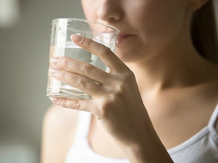 Uống nhiều nước chính là cách chăm sóc da bị lão hóa hiệu quả