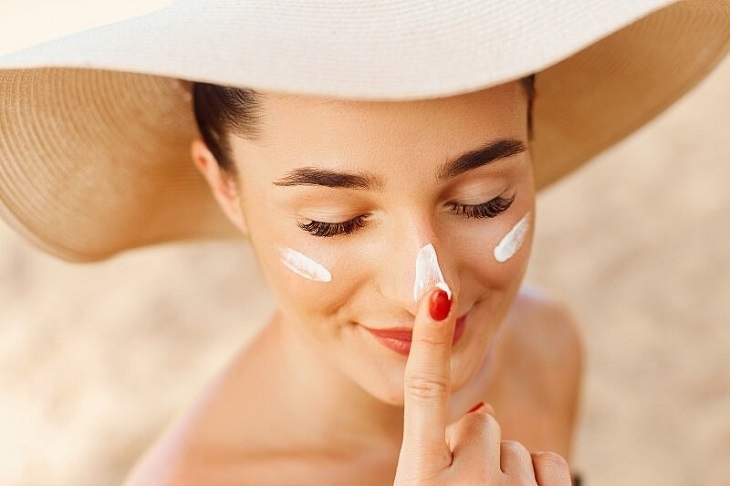 Sử dụng kem chống nắng để chăm sóc da sau nặn mụn tốt hơn