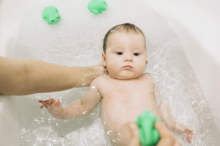 Cần tắm rửa, vệ sinh da cho trẻ sơ sinh mỗi ngày