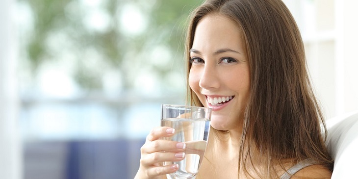 Uống nhiều nước để giúp da luôn ẩm mịn