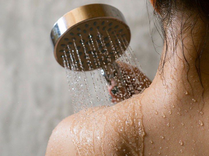 Tắm rửa mỗi ngày để tránh bị viêm lỗ chân lông