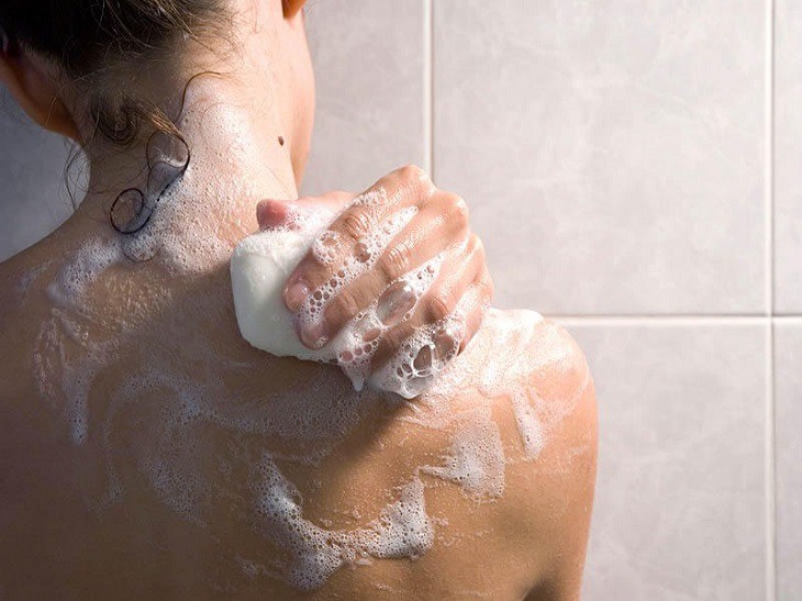 Làm sạch da với sữa tắm hoặc xà phòng tắm