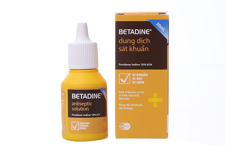 Dùng Betadine để vệ sinh da