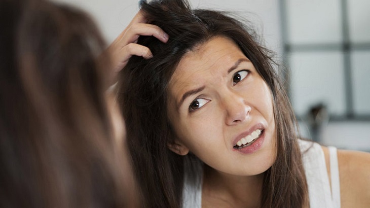 Thói quen cào gãi da đầu làm tăng nguy cơ hình thành bệnh lý