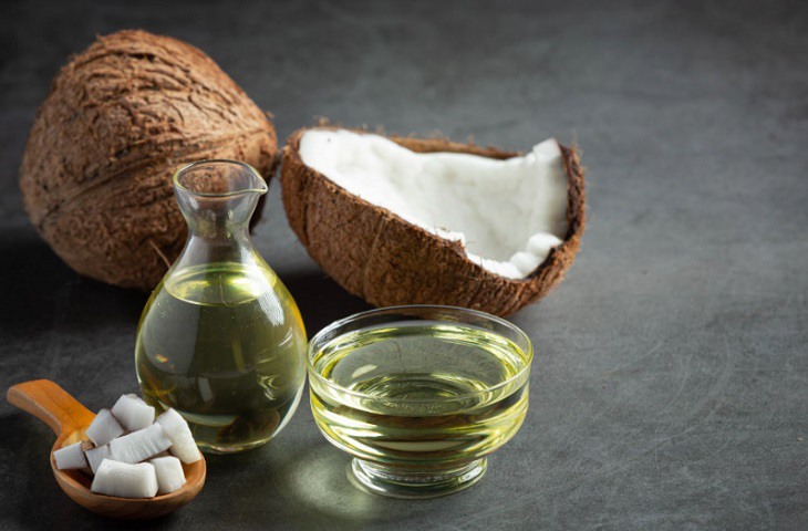 Dầu dừa là nguyên liệu tự nhiên giúp trị bệnh ngoài da một cách an toàn