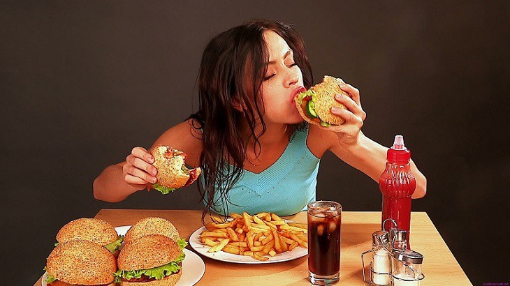 Thói quen ăn uống thiếu lành mạnh là nguyên nhân dẫn tới tình trạng tắc kinh