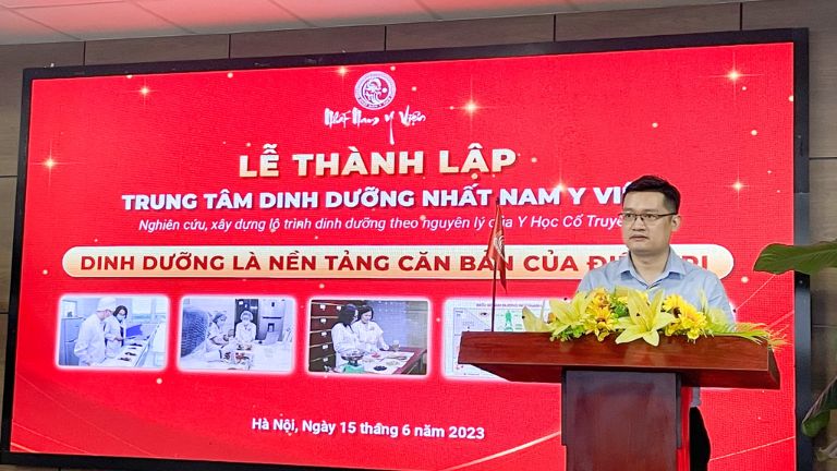 Ông Trần Hải Long, Giám đốc phòng khám Nhất Nam Y Viện chủ trì buổi lễ