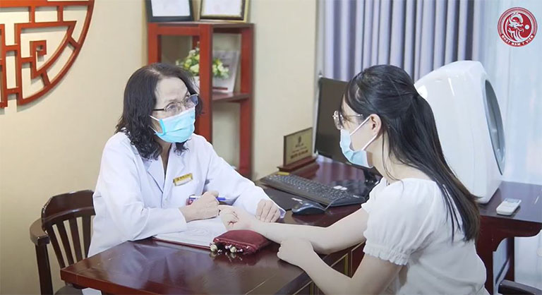 Bác sĩ Phương khám và lên phác đồ điều trị cho chị Quỳnh