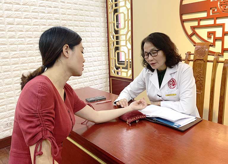 Bác sĩ Lê Phương khám đánh giá tình trạng viêm da của người bệnh