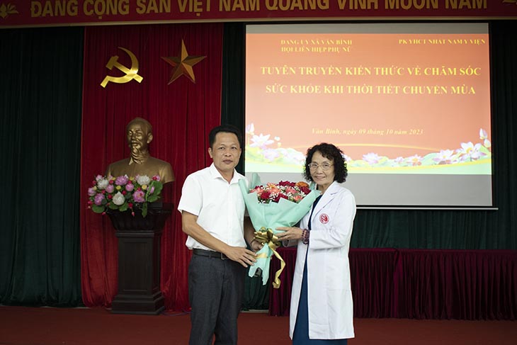 Ông Nguyễn Trí Tình - Bí thư Đảng ủy xã trao hoa cảm ơn bác sĩ Lê Phương