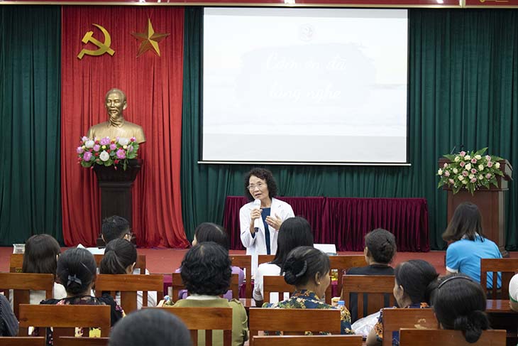 Bác sĩ Lê Phương chia sẻ kiến thức chăm sóc sức khỏe tới bà con xã Văn Bình